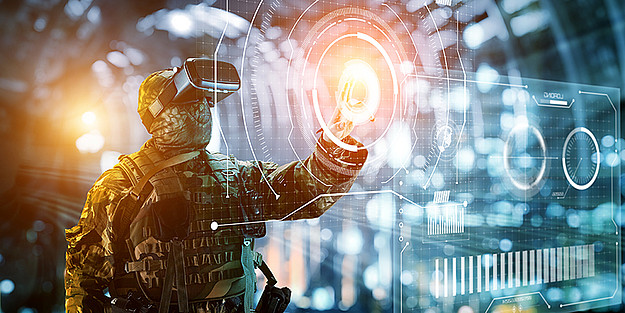 Soldat vor holografischer Cyber-Projektion