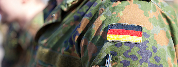 Close Up auf die Deutschlandflagge am Arm eines Bundeswehrsoldaten