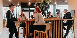 Kollegen treffen sich in der Cafeteria zum Kaffee