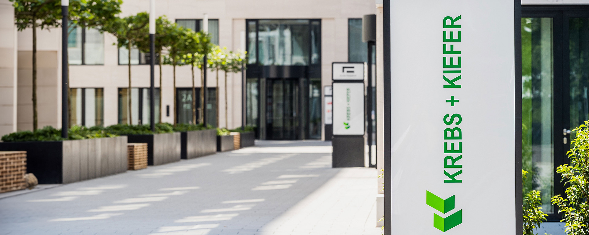 Blick auf eine Wohnfront, mit dem KREBS + KIEFER Logo im Vordergrund