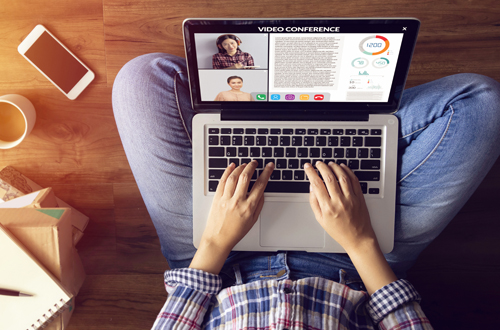 Von oben aufgenommene Person vor aufgeklapptem Laptop