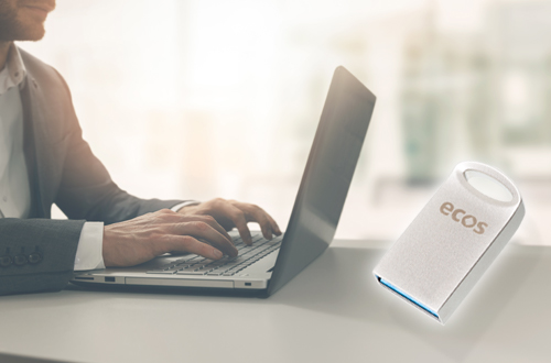 Secure Boot Stick CL ist übergroß vor aufgeklapptem Macbook platziert