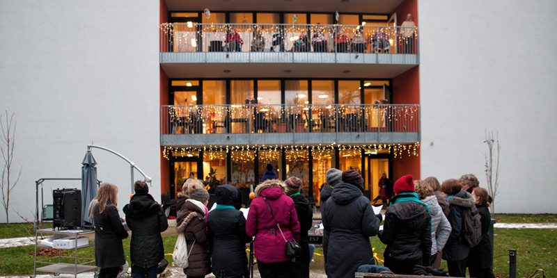 Musikalische Abwechslung in Corona-Zeiten: ECOS spendet Balkonkonzert für die Diakonie Michaelshoven