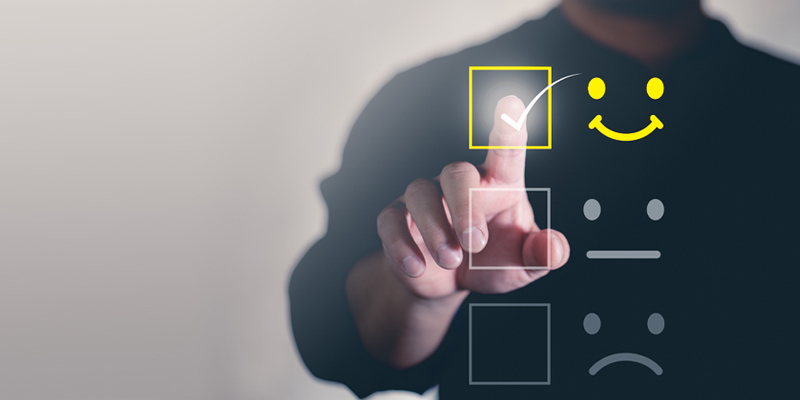 Person im Hintergrund bewertet holografisch über ein Smiley-System seine Zufriedenheit.